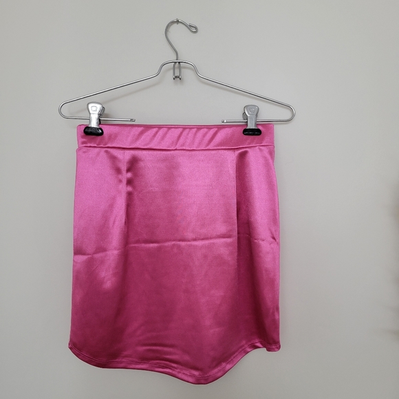 Hot pink satin forever21 mini skirt - Picture 2 of 4
